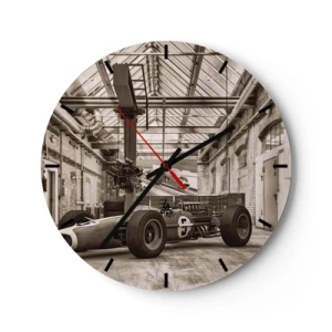 Wanduhr - Glasuhr - Ein klassischer Rennwagen in einer alten Industriehalle - 30x30cm - Die Siegerruhe - Moderne Wanddekoration für Wohnzimmer, Küche und Schlafzimmer ARTTOR