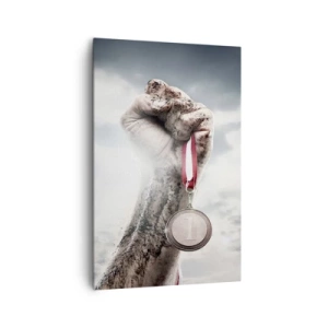 Bild auf Leinwand - Leinwandbild - Eine erhobene Hand mit einer Medaille vor einem bewölkten Himmel - 80x120cm - Per aspera ad astra - Moderne Wanddekoration für Wohnzimmer und Schlafzimmer ARTTOR