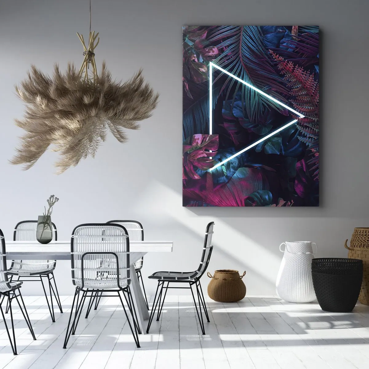 Bild auf Leinwand - Leinwandbild - Ein Neondreieck, umgeben von tropischen Blättern in dunklen Farben. - 50x70cm - Garten im Disco-Stil - Moderne Wanddekoration für Wohnzimmer und Schlafzimmer ARTTOR