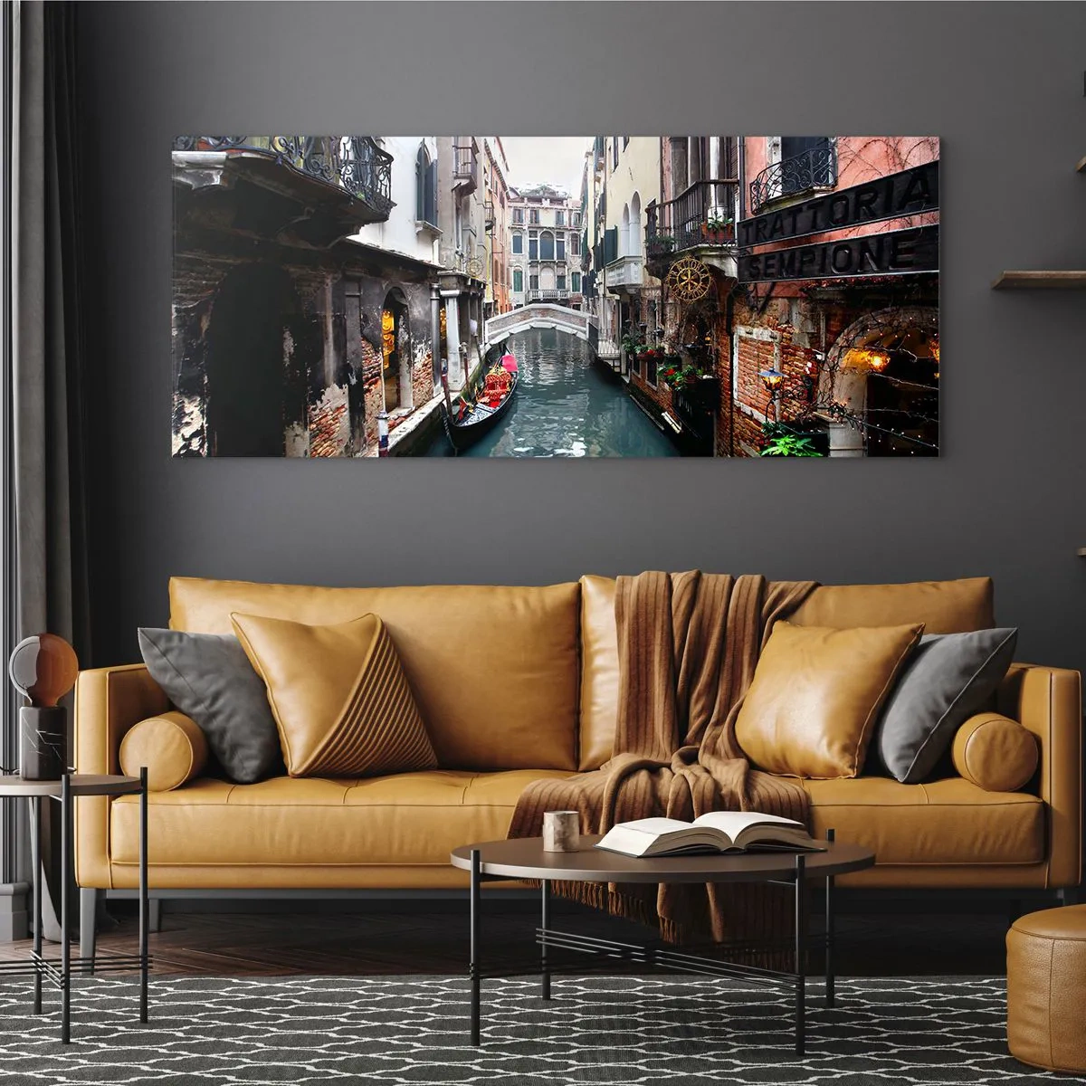 Glasbild - Bild auf glas - Ein Kanal in Venedig mit einer Gondel und historischen Gebäuden - 160x50cm - Venezianische Landschaft mit Gondel und Brücke - Moderne Wanddekoration für Wohnzimmer und Schlafzimmer ARTTOR