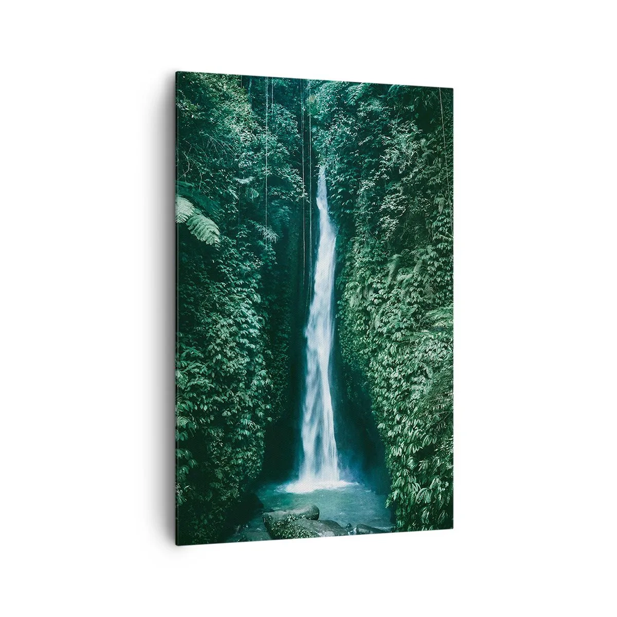 Bild auf Leinwand - Leinwandbild - Ein Wasserfall, umgeben von dichter tropischer Vegetation - 80x120cm - Tropisches Spa - Moderne Wanddekoration für Wohnzimmer und Schlafzimmer ARTTOR
