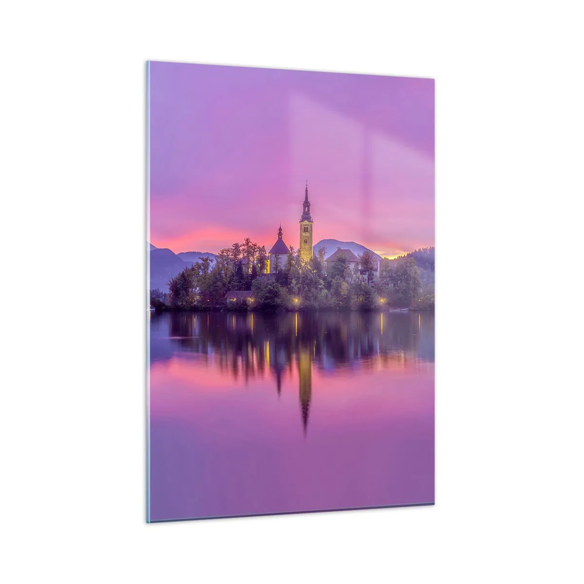Glasbild - Bild auf glas - Eine Kirche auf einer Insel mit Bergen und einem Sonnenuntergang im Hintergrund - 50x70cm - Eine märchenhafte Insel in der Abenddämmerung - Moderne Wanddekoration für Wohnzimmer und Schlafzimmer ARTTOR