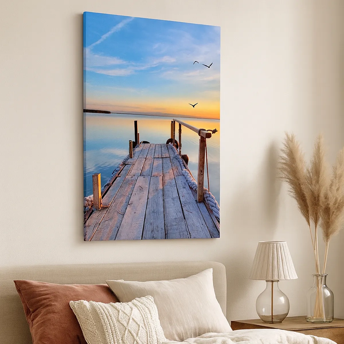 Bild auf Leinwand - Leinwandbild - Holzsteg bei Sonnenuntergang auf einem ruhigen See - 50x70cm - Lauf direkt der Sonne entgegen - Moderne Wanddekoration für Wohnzimmer und Schlafzimmer ARTTOR