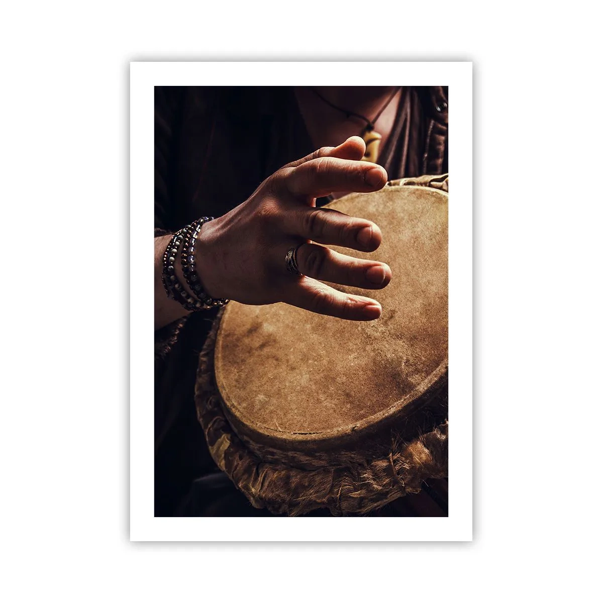 Poster - Eine Hand spielt eine Trommel in warmem Licht - 50x70cm - Im Rhythmus des Herzens - Moderne Wanddekoration für Wohnzimmer und Schlafzimmer ARTTOR