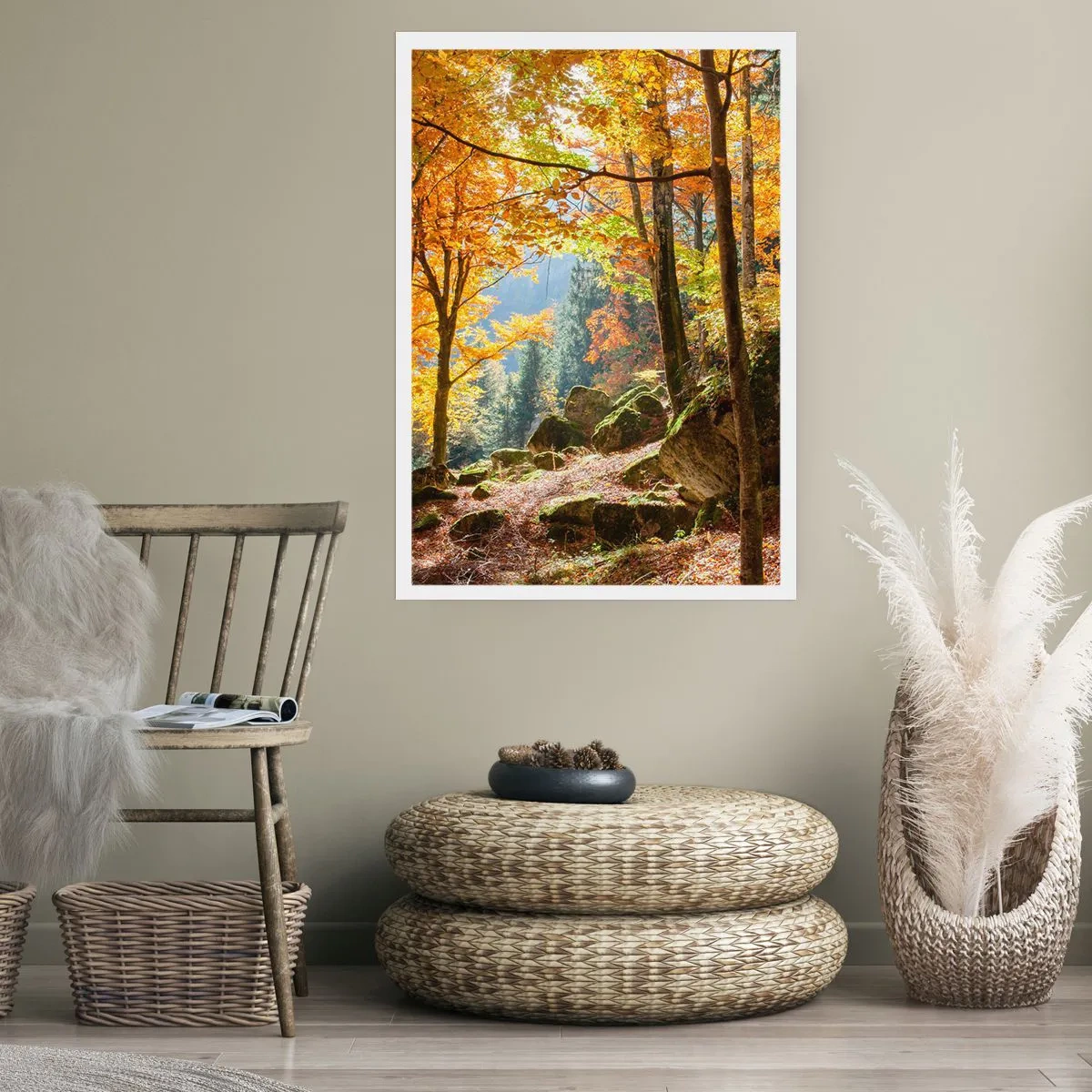 Poster - Herbstwald mit Sonnenstrahlen und moosbedeckten Steinen - 50x70cm - Zeit zum Entspannen - Moderne Wanddekoration für Wohnzimmer und Schlafzimmer ARTTOR