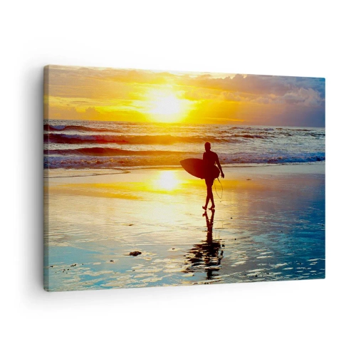 Bild auf Leinwand - Leinwandbild - Ein Surfer geht bei Sonnenuntergang mit einem Brett in der Hand am Strand spazieren. - 70x50cm - Die Rückkehr des Kriegers - Moderne Wanddekoration für Wohnzimmer und Schlafzimmer ARTTOR