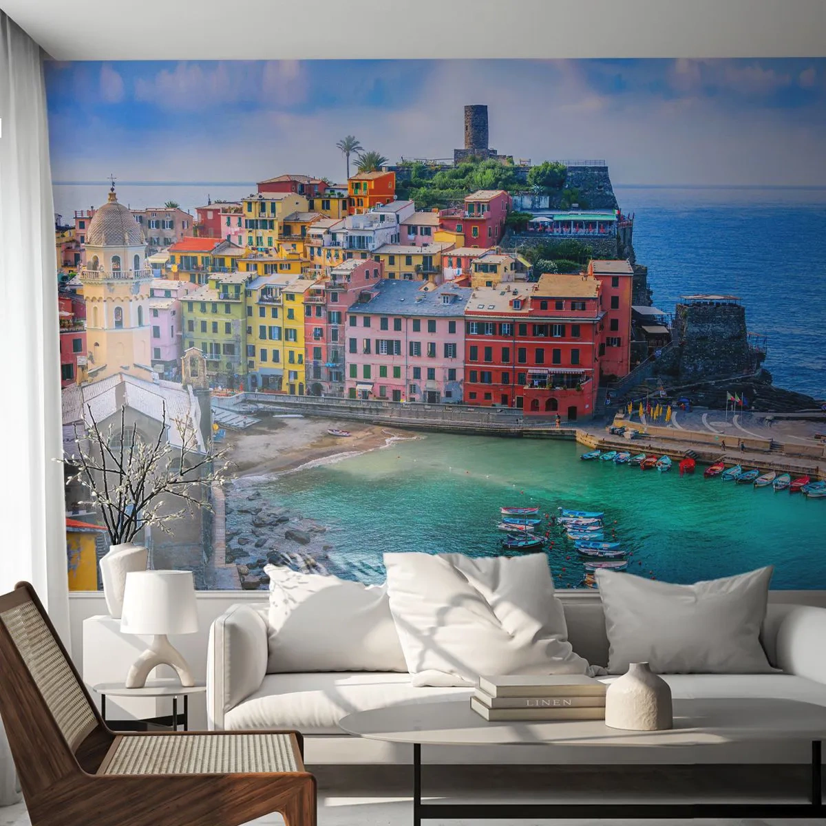 Fototapete Premium Sand - Eine farbenfrohe Stadt an einer azurblauen Bucht mit Booten - 100x70cm - Mediterrane Zauberstadt - Moderne Wanddekoration für Wohnzimmer und Schlafzimmer ARTTOR
