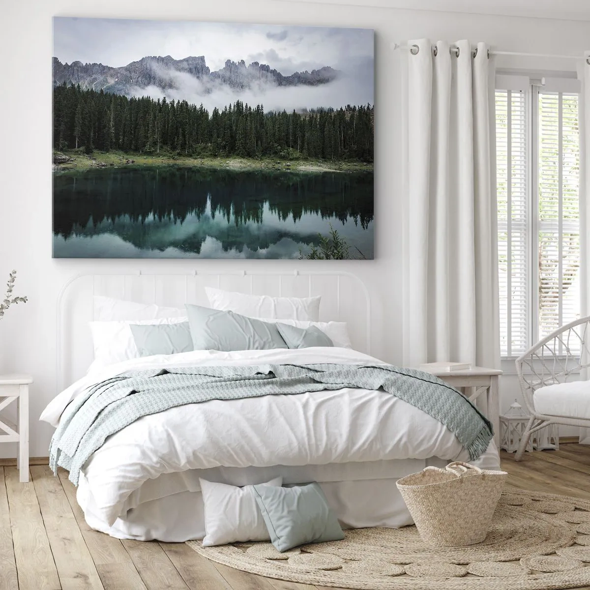Bild auf Leinwand - Leinwandbild - Eine Berglandschaft mit einem Wald und einem See, in dem sich der Himmel spiegelt - 100x70cm - Leise, leise, lass uns das Trinkwasser nicht wecken ... - Moderne Wanddekoration für Wohnzimmer und Schlafzimmer ARTTOR