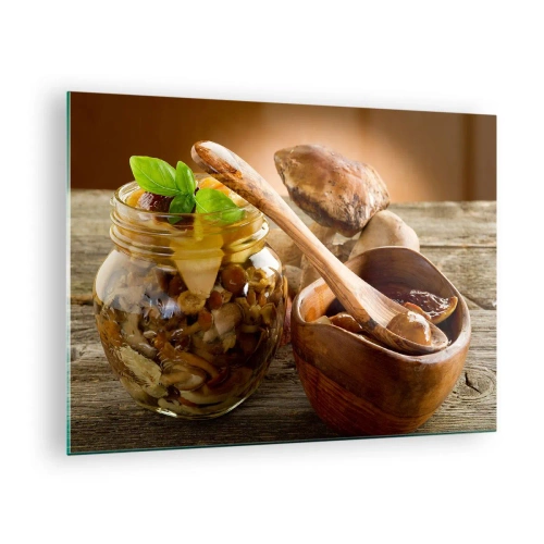 Glasbild - Bild auf glas - Eingelegte Pilze in einem Glas mit einer Holzschale und Pilzen auf dem Tisch im Hintergrund - 70x50cm - Ob frisch oder gesalzen, oder in der Herbstsaison ... - Moderne Wanddekoration für Wohnzimmer und Schlafzimmer ARTTOR