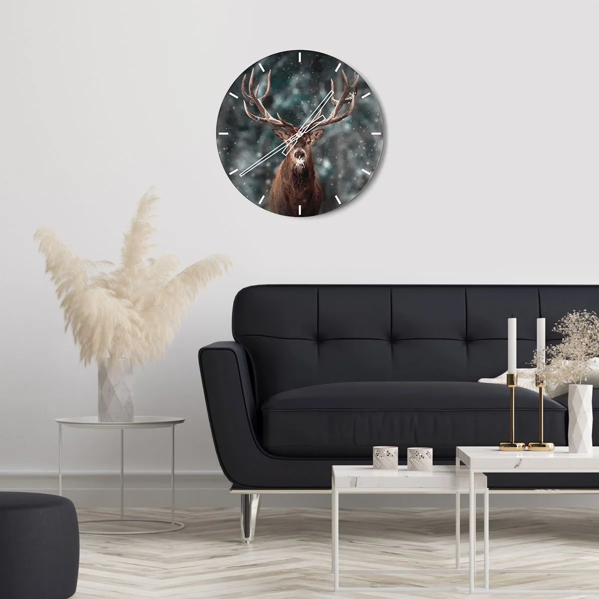 Wanduhr - Glasuhr - Ein stolzer Hirsch in einem verschneiten Wald mit verschwommenen Bäumen im Hintergrund - 30x30cm - Gekrönter König des Waldes - Moderne Wanddekoration für Wohnzimmer, Küche und Schlafzimmer ARTTOR