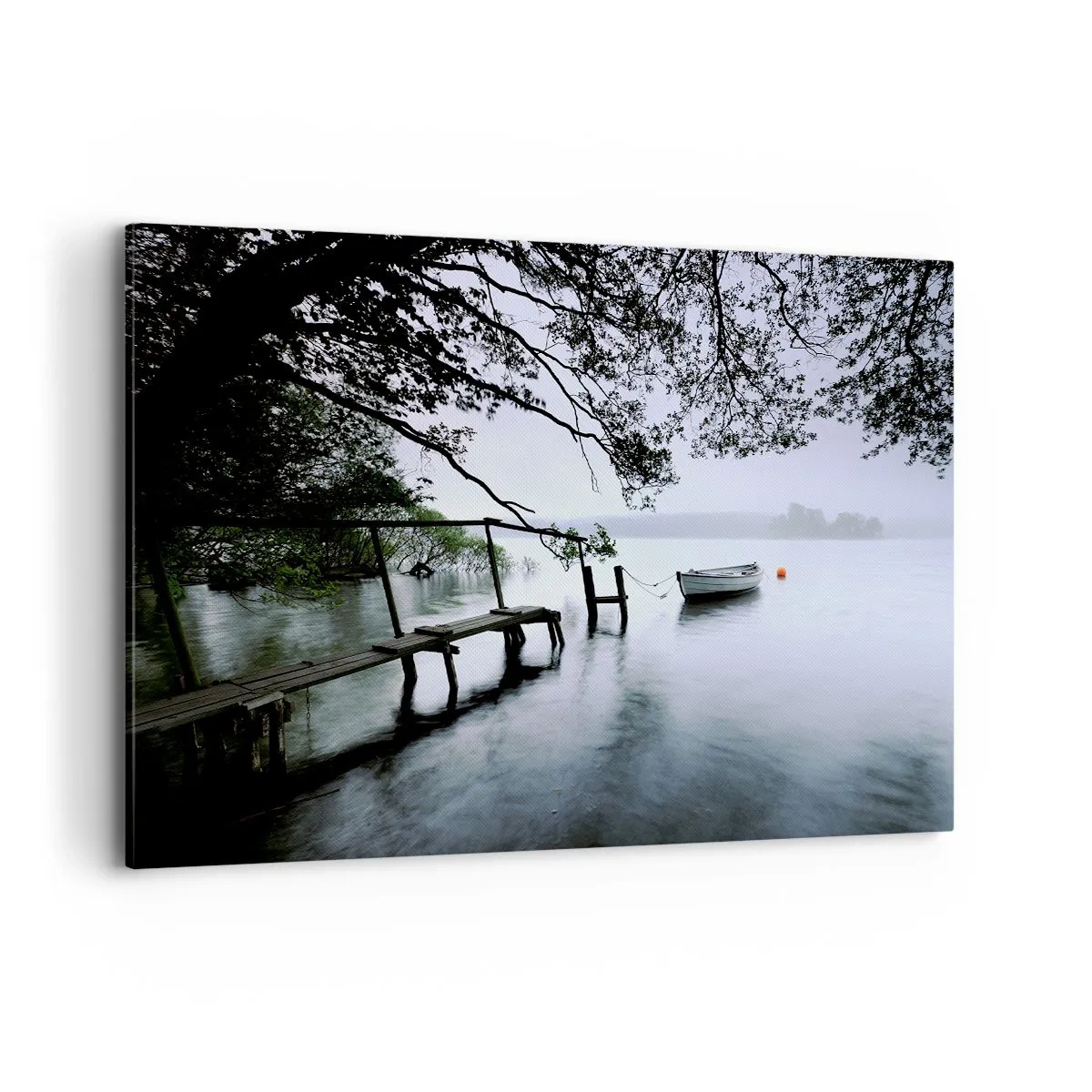 Bild auf Leinwand - Leinwandbild - Ein Steg über dem Wasser mit einem Boot im Hintergrund, umgeben von einer nebligen Landschaft - 120x80cm - Du ruhst dich schon aus - Moderne Wanddekoration für Wohnzimmer und Schlafzimmer ARTTOR