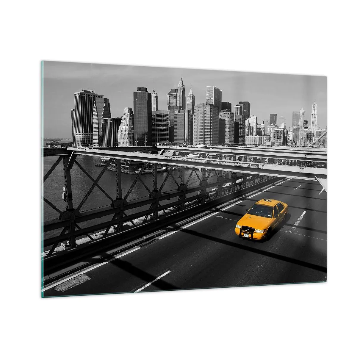 Glasbild - Bild auf glas - Ein gelbes Taxi auf einer Brücke mit Blick auf Manhattan - 100x70cm - Die Farbe einer Großstadt - Moderne Wanddekoration für Wohnzimmer und Schlafzimmer ARTTOR