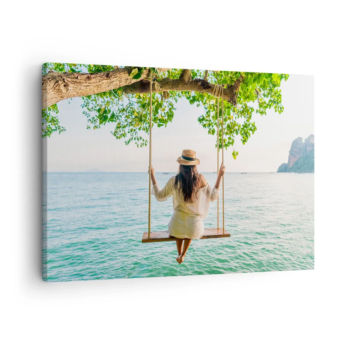 Bild auf Leinwand - Leinwandbild - Frau auf einer Schaukel am Meer in einer tropischen Landschaft - 70x50cm - Das Leben ist wunderschön - Moderne Wanddekoration für Wohnzimmer und Schlafzimmer ARTTOR