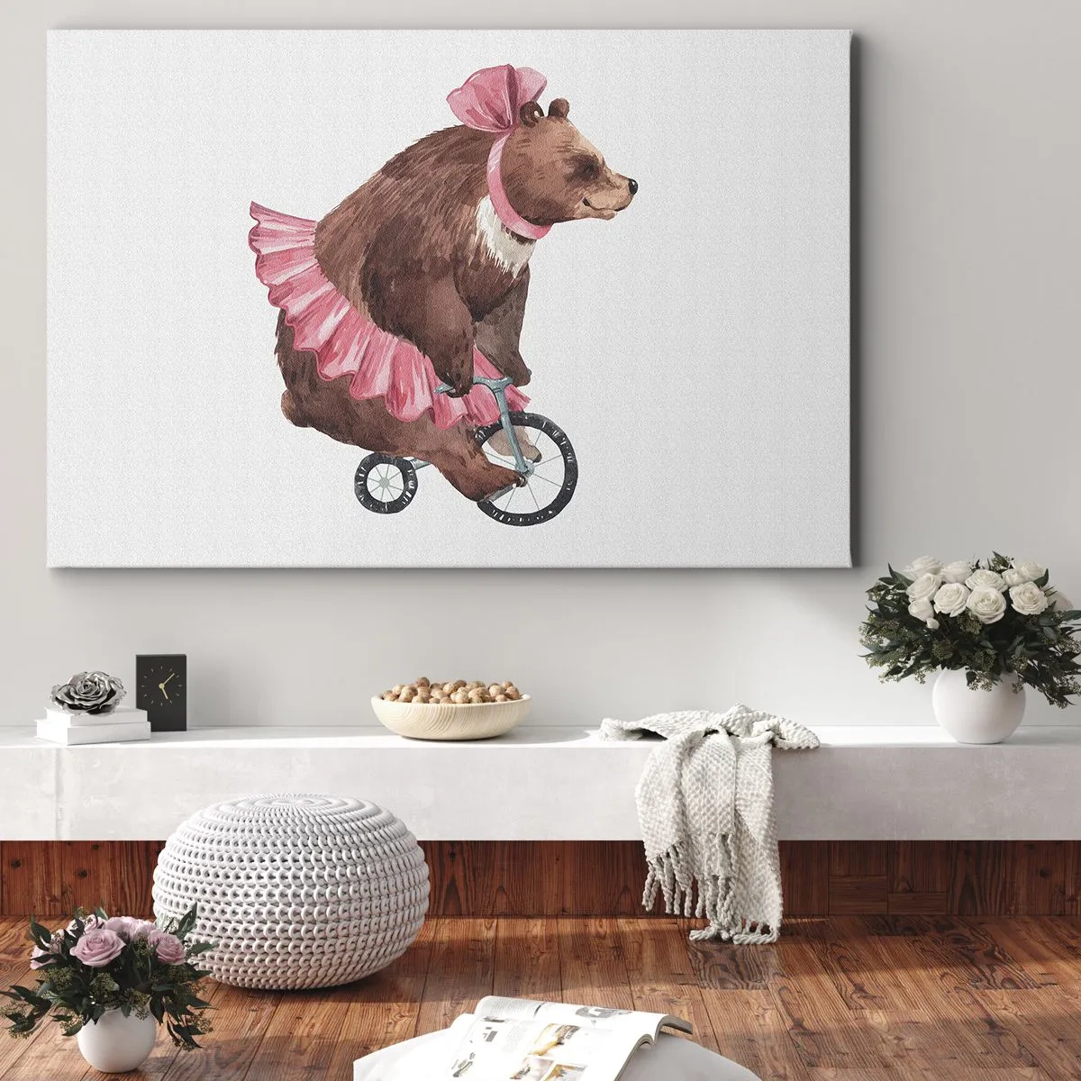 Bild auf Leinwand - Leinwandbild - Ein Teddybär im rosa Rock auf einem Fahrrad im Retro-Stil - 120x80cm - Was für ein Affentheater! - Moderne Wanddekoration für Wohnzimmer und Schlafzimmer ARTTOR