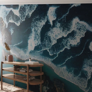 Fototapete Standard Eco - Blaue Wellen brechen gegen die dunklen Felsen am Meer - 100x70cm - In Wellen gehüllt - Moderne Wanddekoration für Wohnzimmer und Schlafzimmer ARTTOR