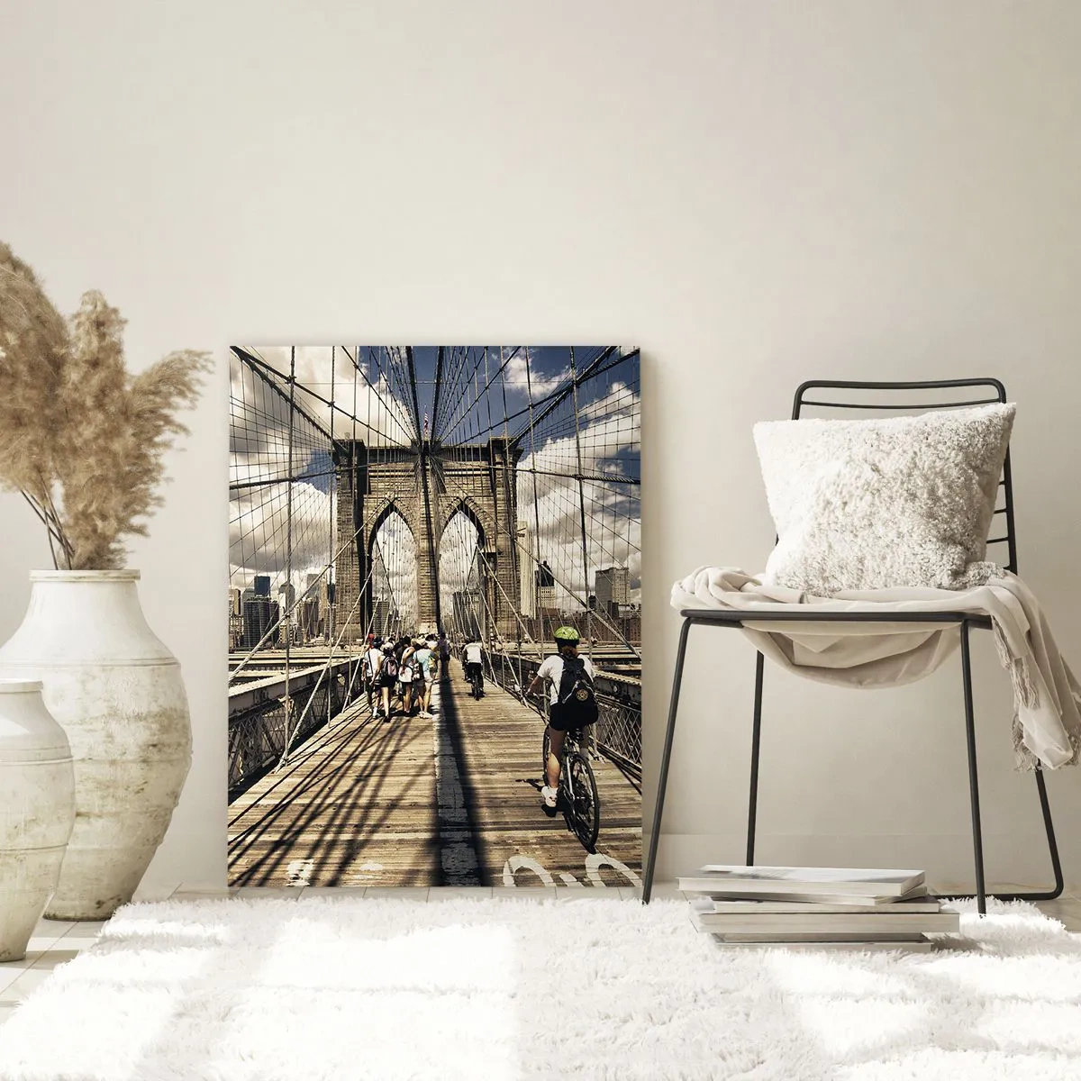 Glasbild - Bild auf glas - Die Brooklyn Bridge an einem sonnigen Tag mit Fußgängern und Radfahrern - 50x70cm - Direkt ins Herz der Stadt - Moderne Wanddekoration für Wohnzimmer und Schlafzimmer ARTTOR