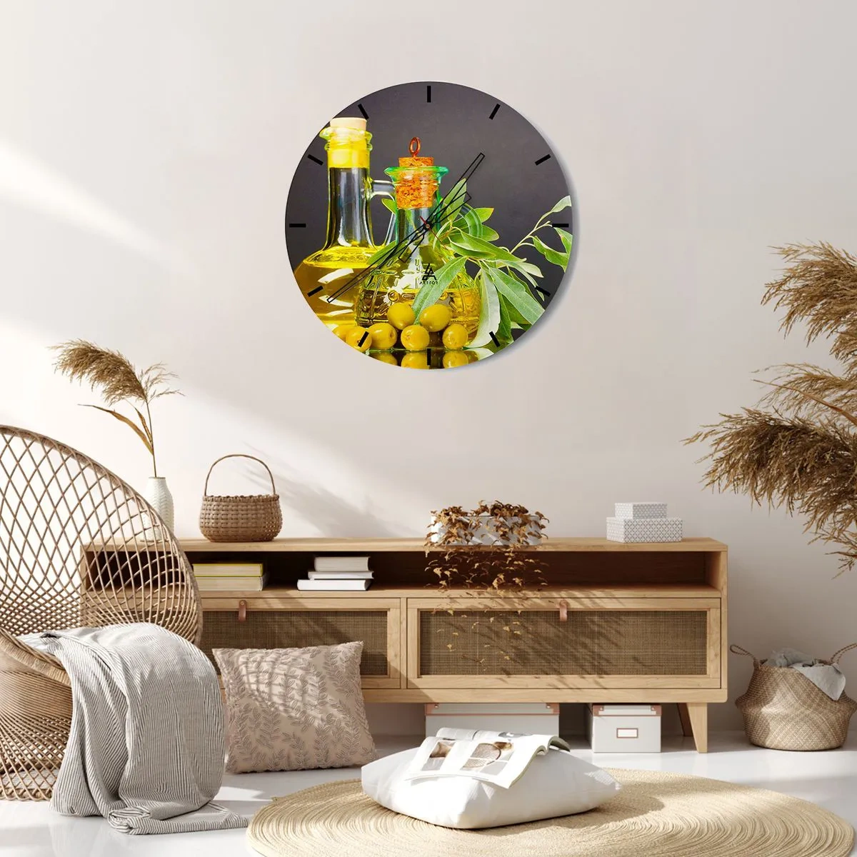Wanduhr - Glasuhr - Oliven und Karaffen mit Olivenöl vor einem Hintergrund aus Blättern - 30x30cm - Stillleben mit Oliven und Olivenöl - Moderne Wanddekoration für Wohnzimmer, Küche und Schlafzimmer ARTTOR