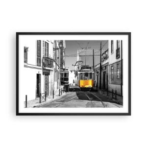 Poster in einem schwarzem Rahmen - Eine gelbe Straßenbahn auf den Straßen von Lissabon in einer monochromen Umgebung - 70x50cm - Der Geist von Lissabon - Moderne Wanddekoration für Wohnzimmer und Schlafzimmer ARTTOR
