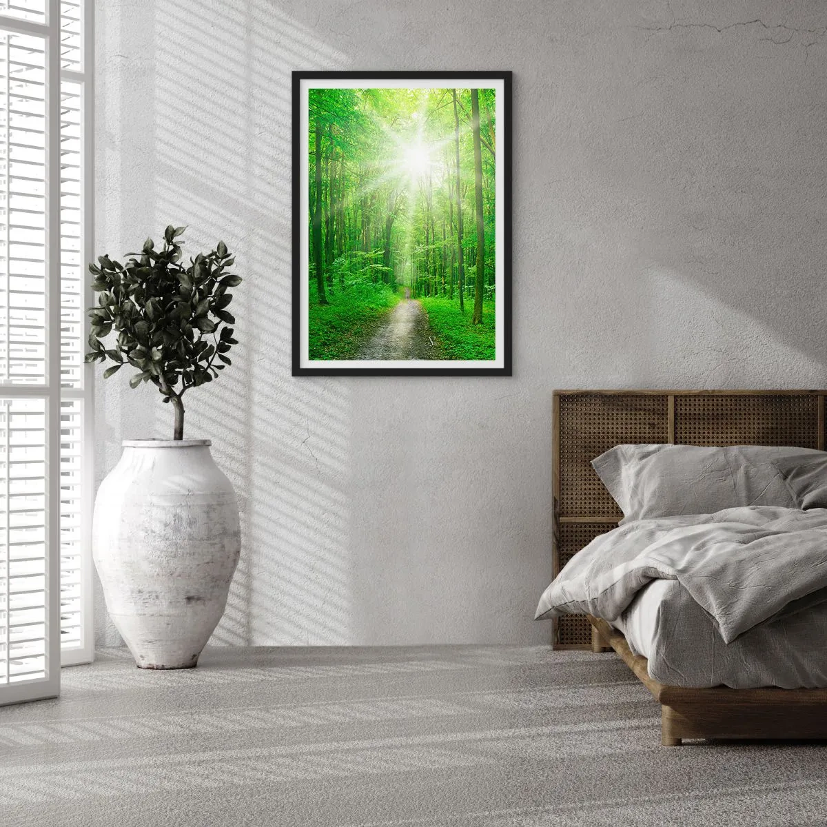 Poster in einem schwarzem Rahmen - Ein Waldweg, beleuchtet von den Sonnenstrahlen - 50x70cm - Die grüne Kathedrale - Moderne Wanddekoration für Wohnzimmer und Schlafzimmer ARTTOR