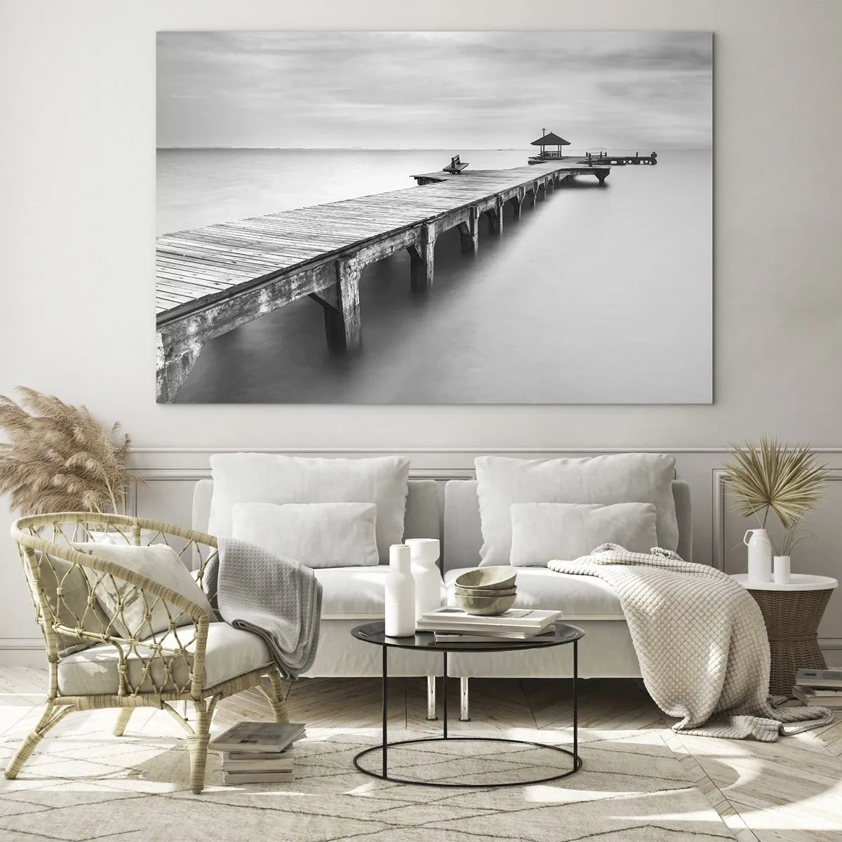 Glasbild - Bild auf glas - Holzsteg in Schwarz und Weiß mit Blick auf den See - 70x50cm - In die Ferne - Moderne Wanddekoration für Wohnzimmer und Schlafzimmer ARTTOR