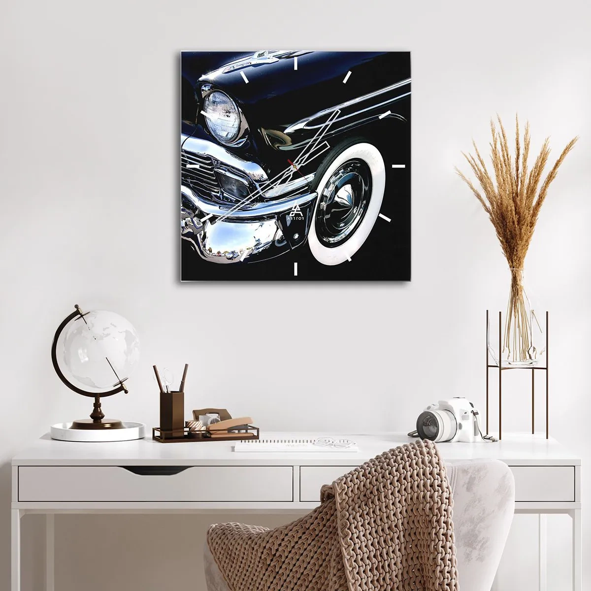 Wanduhr - Glasuhr - Schwarzer Oldtimer, Nahaufnahme von Scheinwerfer und Kotflügel - 30x30cm - Klassiker in Silber, Schwarz und Weiß - Moderne Wanddekoration für Wohnzimmer und Schlafzimmer ARTTOR