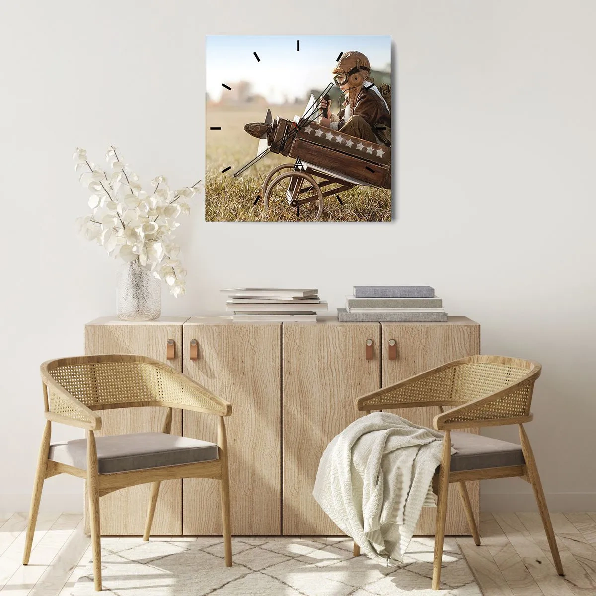 Wanduhr - Glasuhr - Ein Kind in einem Spielzeugflugzeug mit einem Feld im Hintergrund - 30x30cm - Start in Richtung eines Traums - Moderne Wanddekoration für Wohnzimmer und Schlafzimmer ARTTOR