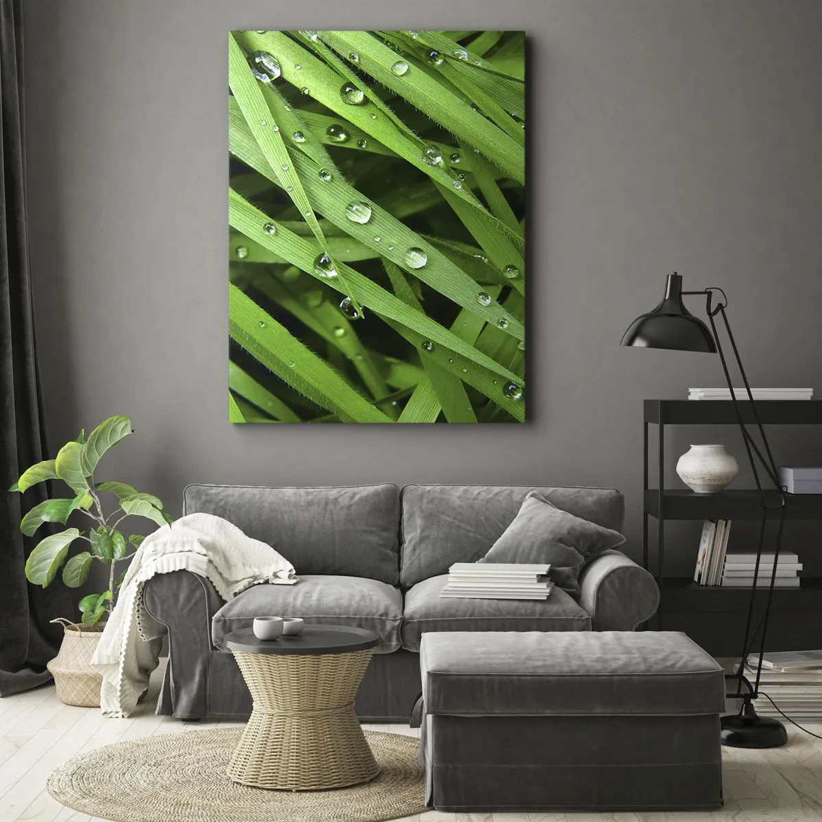 Bild auf Leinwand - Leinwandbild - Nahaufnahme von grünen Grashalmen mit Tautropfen - 50x70cm - Grün spielen - Moderne Wanddekoration für Wohnzimmer und Schlafzimmer ARTTOR