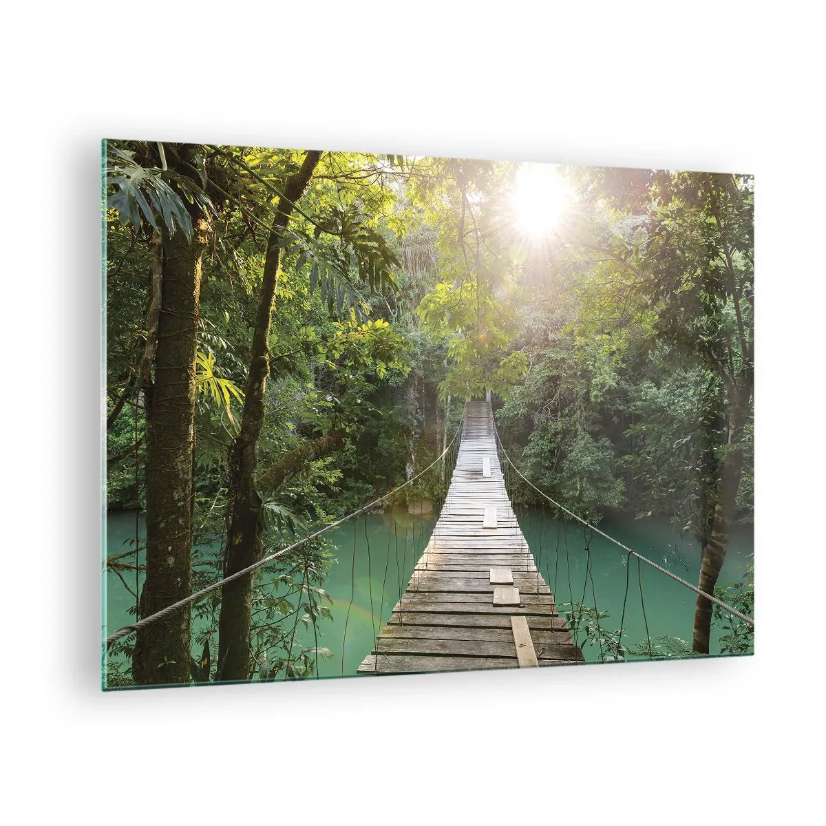 Glasbild - Bild auf glas - Eine Hängebrücke in einem tropischen Wald, beleuchtet vom Sonnenlicht. - 70x50cm - Über das azurblaue Wasser zum azurblauen Wald - Moderne Wanddekoration für Wohnzimmer und Schlafzimmer ARTTOR