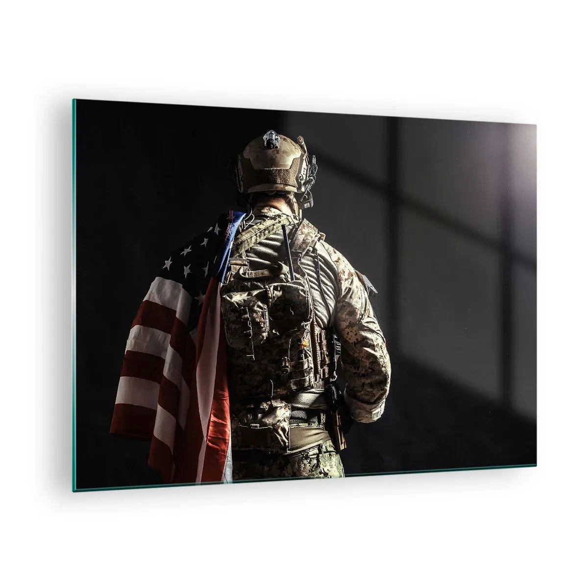 Glasbild - Bild auf glas - Ein Soldat mit einer amerikanischen Flagge vor dunklem Hintergrund - 70x50cm - Darum - Moderne Wanddekoration für Wohnzimmer und Schlafzimmer ARTTOR