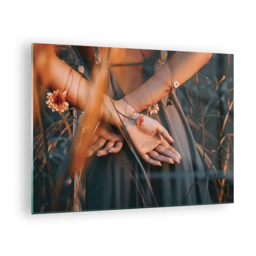 Glasbild - Bild auf glas - Nahaufnahme der gefalteten Hände einer Frau mit Blumen vor einem grasbewachsenen Hintergrund - 70x50cm - Verbunden mit der Natur - Moderne Wanddekoration für Wohnzimmer und Schlafzimmer ARTTOR