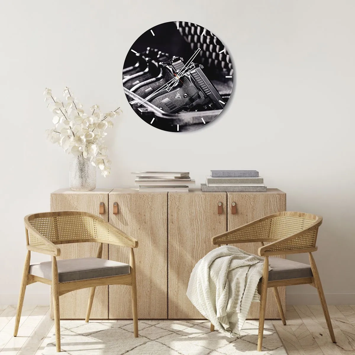 Wanduhr - Glasuhr - Schwarz-weißes Motiv mit Schusswaffendetail - 30x30cm - Männersport - Moderne Wanddekoration für Wohnzimmer, Küche und Schlafzimmer ARTTOR