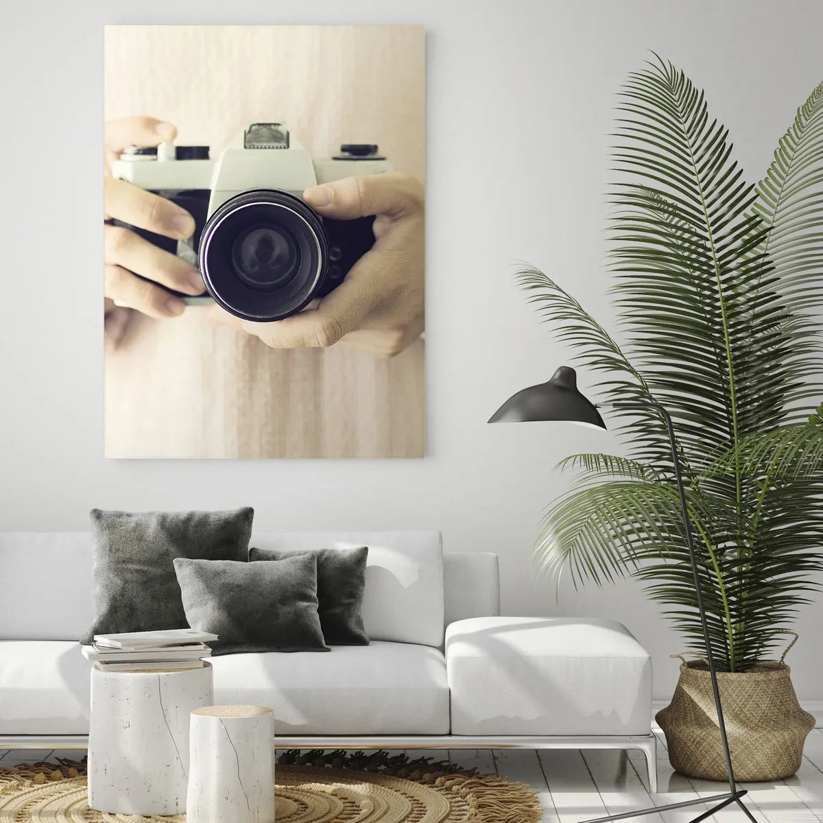 Glasbild - Bild auf glas - Retro-Kamera in den Händen vor hellem Hintergrund gehalten - 70x100cm - Um mehr zu sehen ... - Moderne Wanddekoration für Wohnzimmer und Schlafzimmer ARTTOR