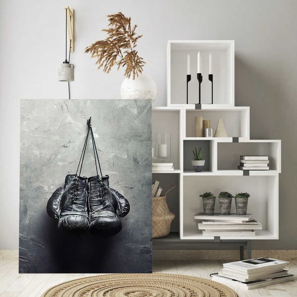 Glasbild - Bild auf glas - Schwarze Boxhandschuhe hängen an der Wand - 50x70cm - Zeit des Kampfes und Zeit des Friedens - Moderne Wanddekoration für Wohnzimmer und Schlafzimmer ARTTOR