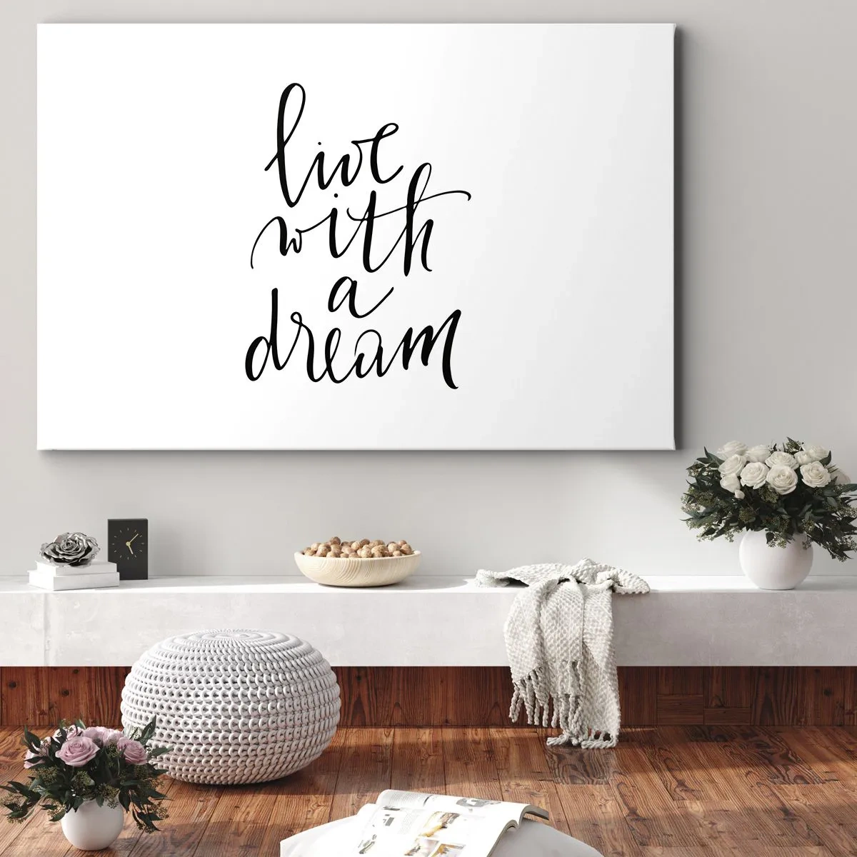 Bild auf Leinwand - Leinwandbild - Ein minimalistisches Gemälde mit den Worten „Lebe mit einem Traum“ in Schwarz auf weißem Hintergrund. - 70x50cm - Na sicher - Moderne Wanddekoration für Wohnzimmer und Schlafzimmer ARTTOR