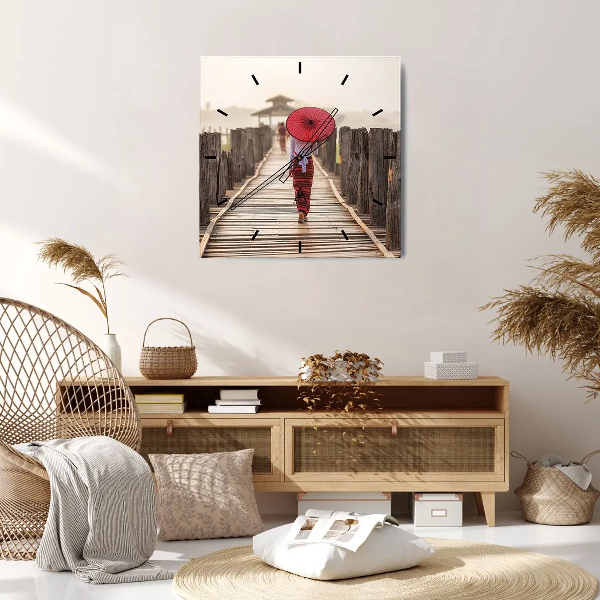Wanduhr - Glasuhr - Eine Frau mit einem roten Regenschirm auf einer Holzbrücke - 30x30cm - Auf der alten Brücke - Moderne Wanddekoration für Wohnzimmer und Schlafzimmer ARTTOR