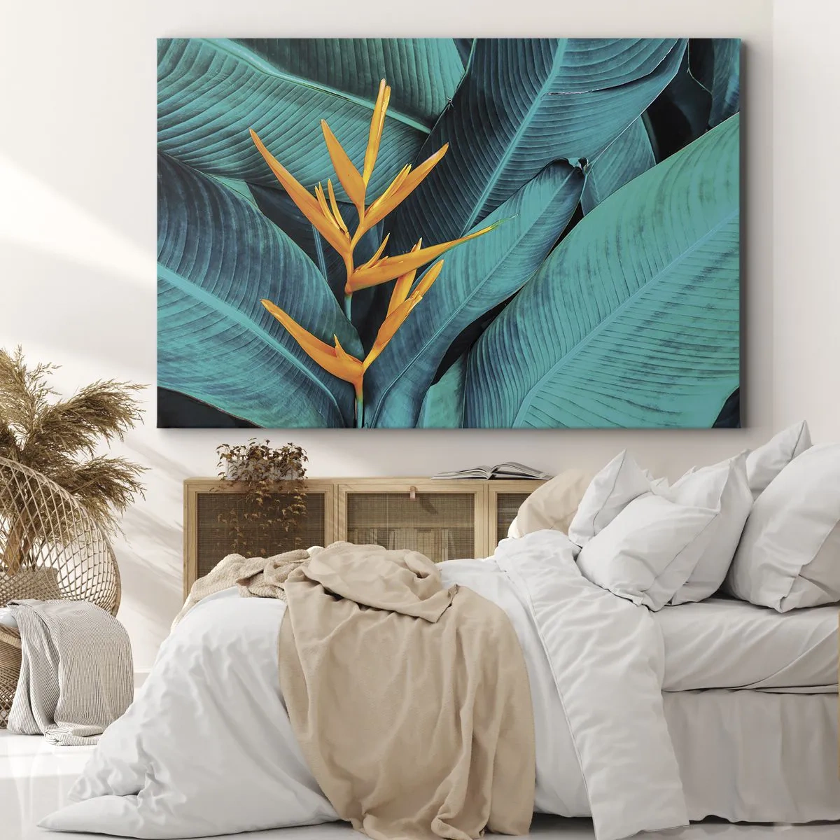 Bild auf Leinwand - Leinwandbild - Eine exotische Blume vor einem Hintergrund aus Bananenblättern in Türkistönen. - 100x70cm - Eden-Blume - Moderne Wanddekoration für Wohnzimmer und Schlafzimmer ARTTOR