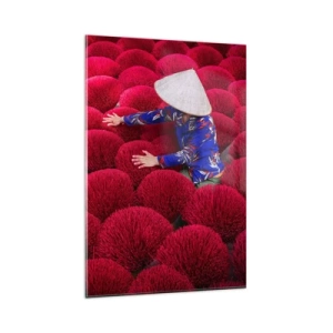 Glasbild - Bild auf glas - Eine Frau mit traditionellem Hut zwischen roten Räucherstäbchen - 80x120cm - Im Reisfeld - Moderne Wanddekoration für Wohnzimmer und Schlafzimmer ARTTOR