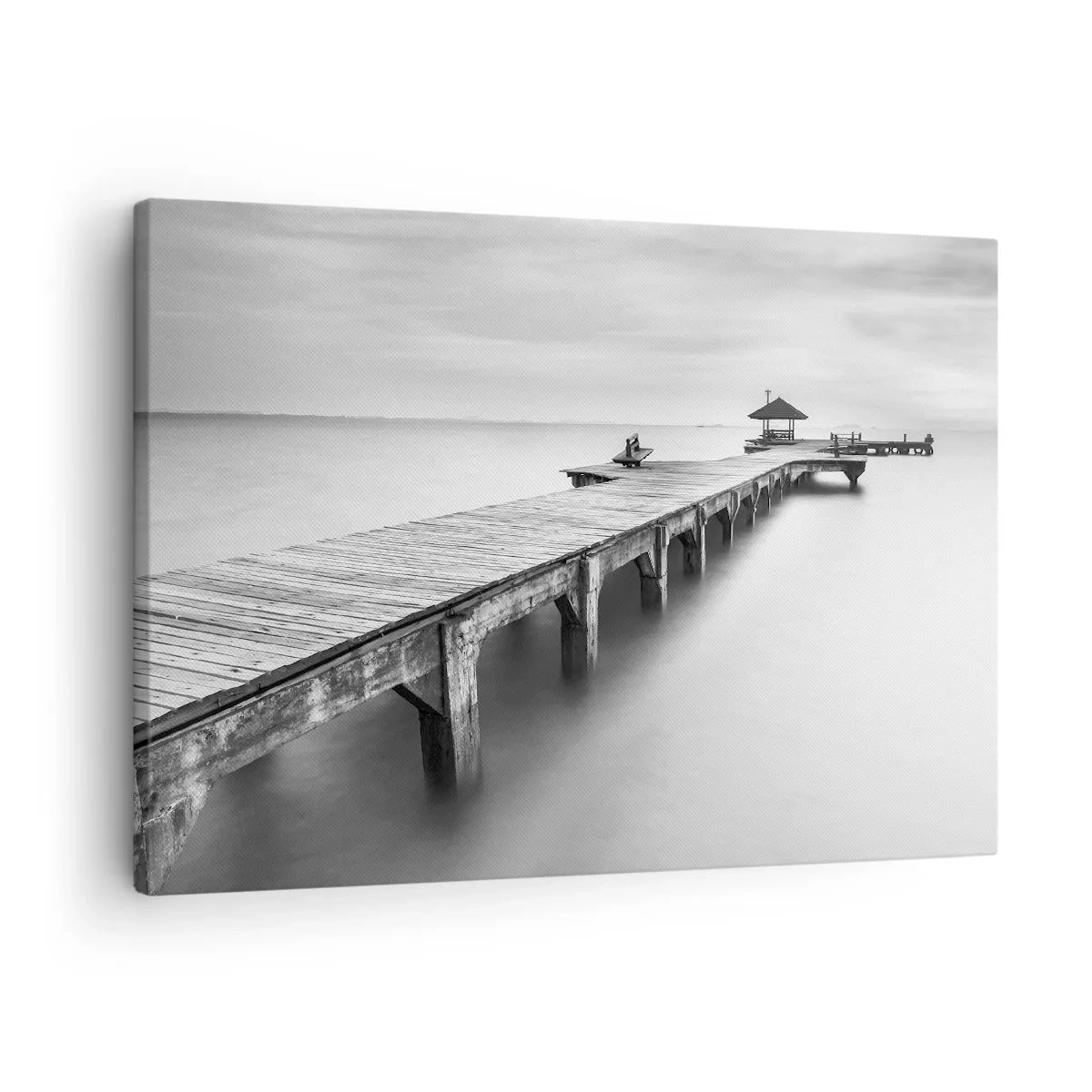 Bild auf Leinwand - Leinwandbild - Eine Schwarzweißansicht eines Holzstegs über ruhigem Wasser. - 70x50cm - In die Ferne - Moderne Wanddekoration für Wohnzimmer und Schlafzimmer ARTTOR