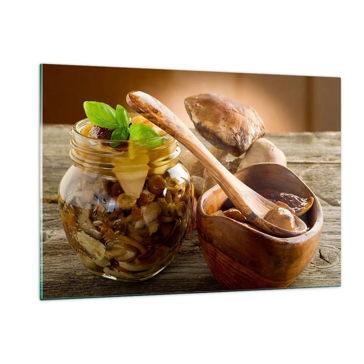 Glasbild - Bild auf glas - Eingelegte Pilze in einem Glas mit einer Holzschale und Pilzen auf dem Tisch im Hintergrund - 120x80cm - Ob frisch oder gesalzen, oder in der Herbstsaison ... - Moderne Wanddekoration für Wohnzimmer und Schlafzimmer ARTTOR