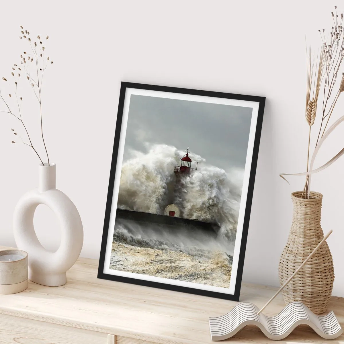 Poster in einem schwarzem Rahmen - Ein Leuchtturm, umgeben von rauen Wellen - 50x70cm - Die Wut des Ozeans - Moderne Wanddekoration für Wohnzimmer und Schlafzimmer ARTTOR