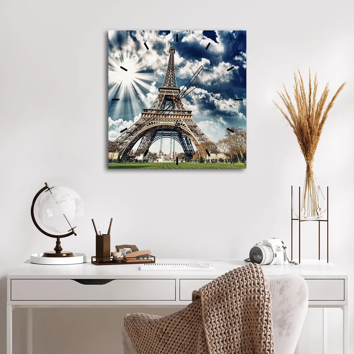 Wanduhr - Glasuhr - Der Eiffelturm vor einem sonnigen Himmel mit Wolken - 30x30cm - Die Einzige unter der Sonne - Moderne Wanddekoration für Wohnzimmer und Schlafzimmer ARTTOR