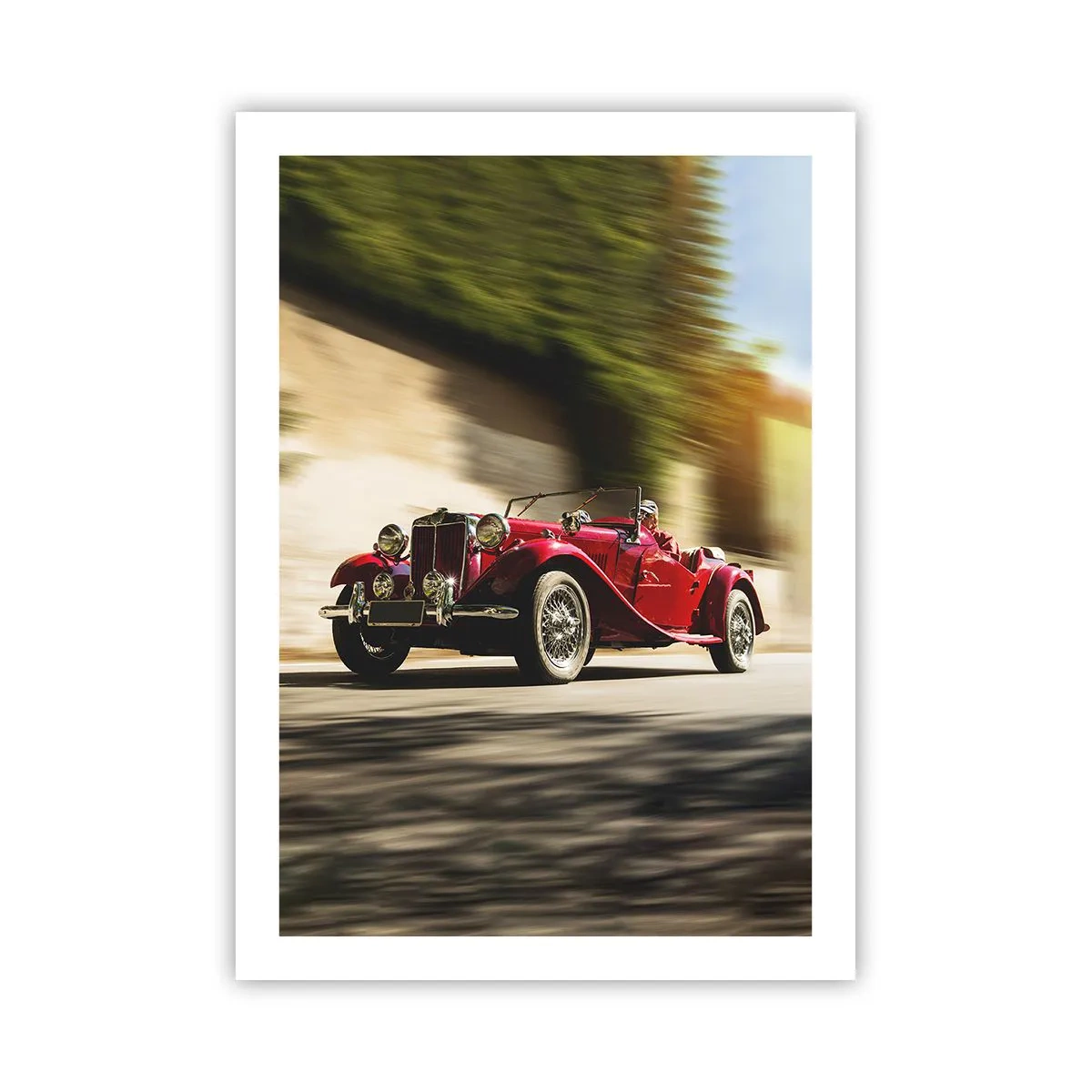 Poster - Roter Oldtimer vor einer verschwommenen Landschaft - 50x70cm - Schöner als Nike von Samothrake - Moderne Wanddekoration für Wohnzimmer und Schlafzimmer ARTTOR