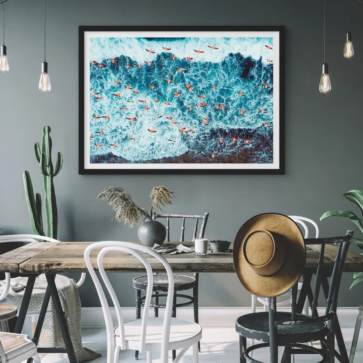 Poster in einem schwarzem Rahmen - Eine Vogelperspektive auf rosa Flamingos über einem blauen Ozean - 70x50cm - Die Küstenparade - Moderne Wanddekoration für Wohnzimmer und Schlafzimmer ARTTOR