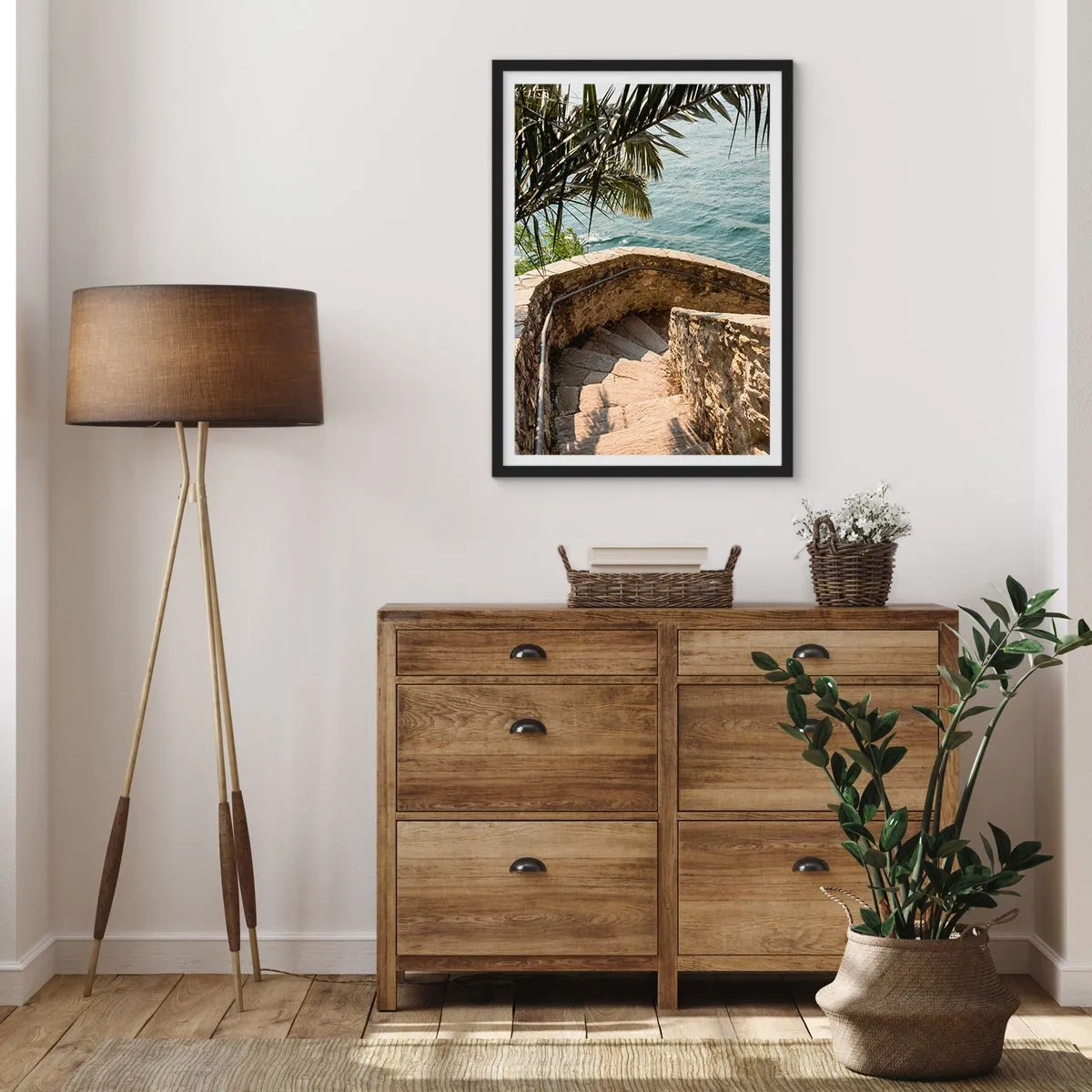 Poster in einem schwarzem Rahmen - Eine Wendeltreppe aus Stein, die zum Meer führt, gesäumt von Palmen - 50x70cm - Unter der Sonne Italiens - Moderne Wanddekoration für Wohnzimmer und Schlafzimmer ARTTOR