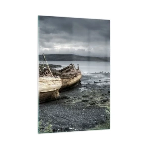 Glasbild - Bild auf glas - Verlassene Boote am Ufer in einer regnerischen Szene - 80x120cm - „Als Zeichen würdevoller Härten“ - Moderne Wanddekoration für Wohnzimmer und Schlafzimmer ARTTOR