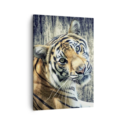 Bild auf Leinwand - Leinwandbild - Ein Tiger liegt an einer rauen Wand - 50x70cm - Portrait in Lichtstrahlen - Moderne Wanddekoration für Wohnzimmer und Schlafzimmer ARTTOR