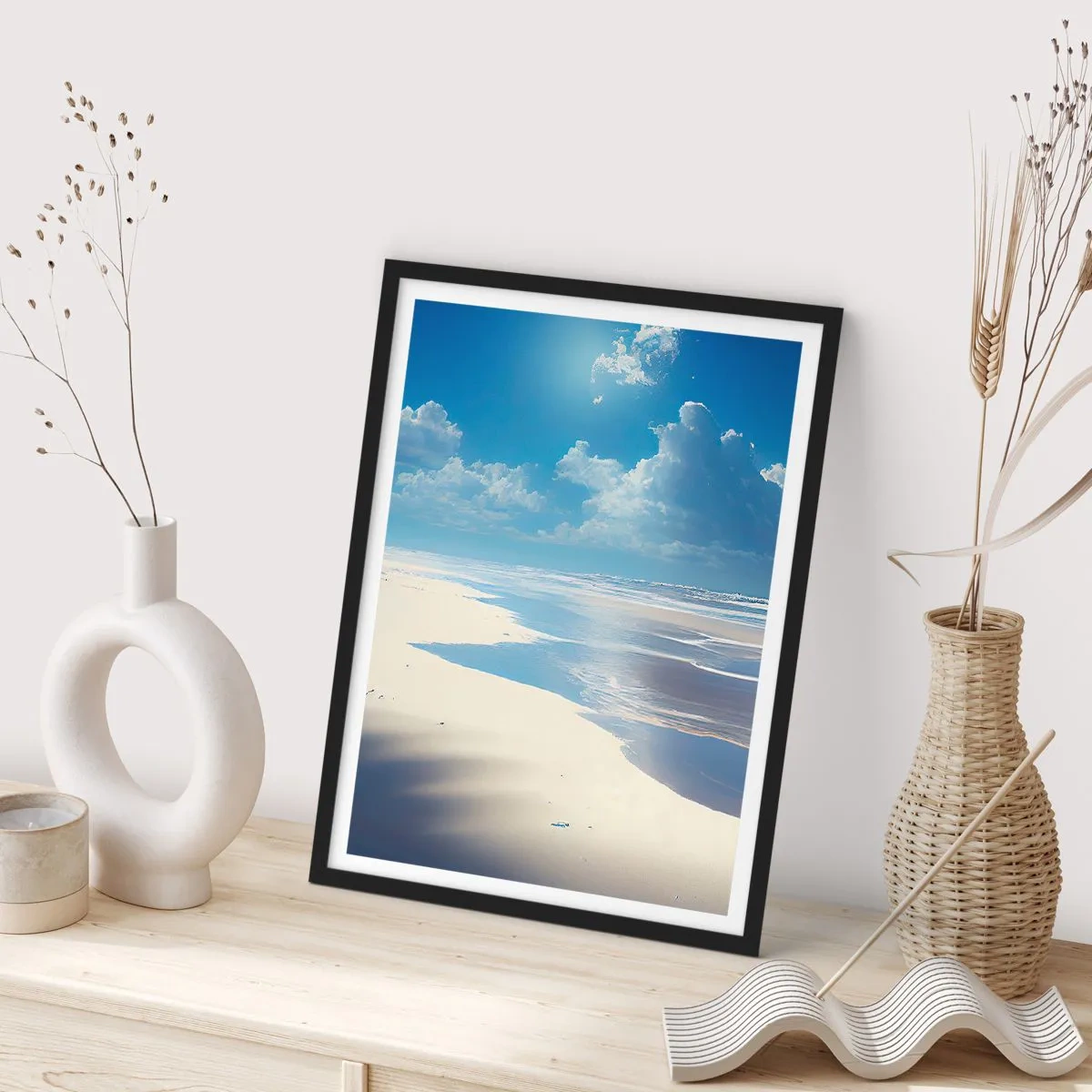 Poster in einem schwarzem Rahmen - Ein sonniger Strand mit dem Himmel, der sich im Wasser spiegelt - 50x70cm - Paradiesischer Urlaub - Moderne Wanddekoration für Wohnzimmer und Schlafzimmer ARTTOR