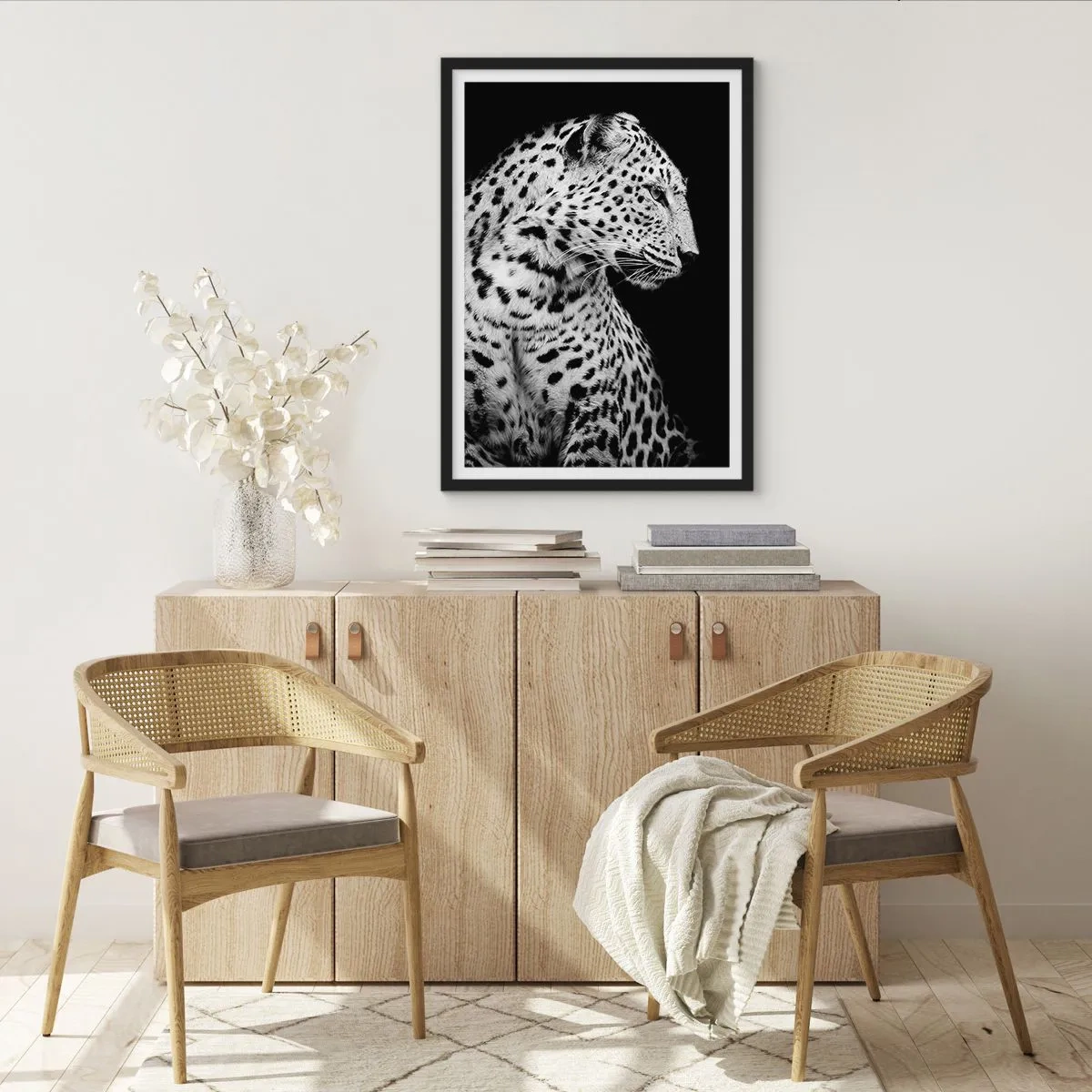 Poster in einem schwarzem Rahmen - Schwarz-Weiß-Porträt eines Leoparden auf schwarzem Hintergrund - 50x70cm - Rechtes Profil perfekt! - Moderne Wanddekoration für Wohnzimmer und Schlafzimmer ARTTOR