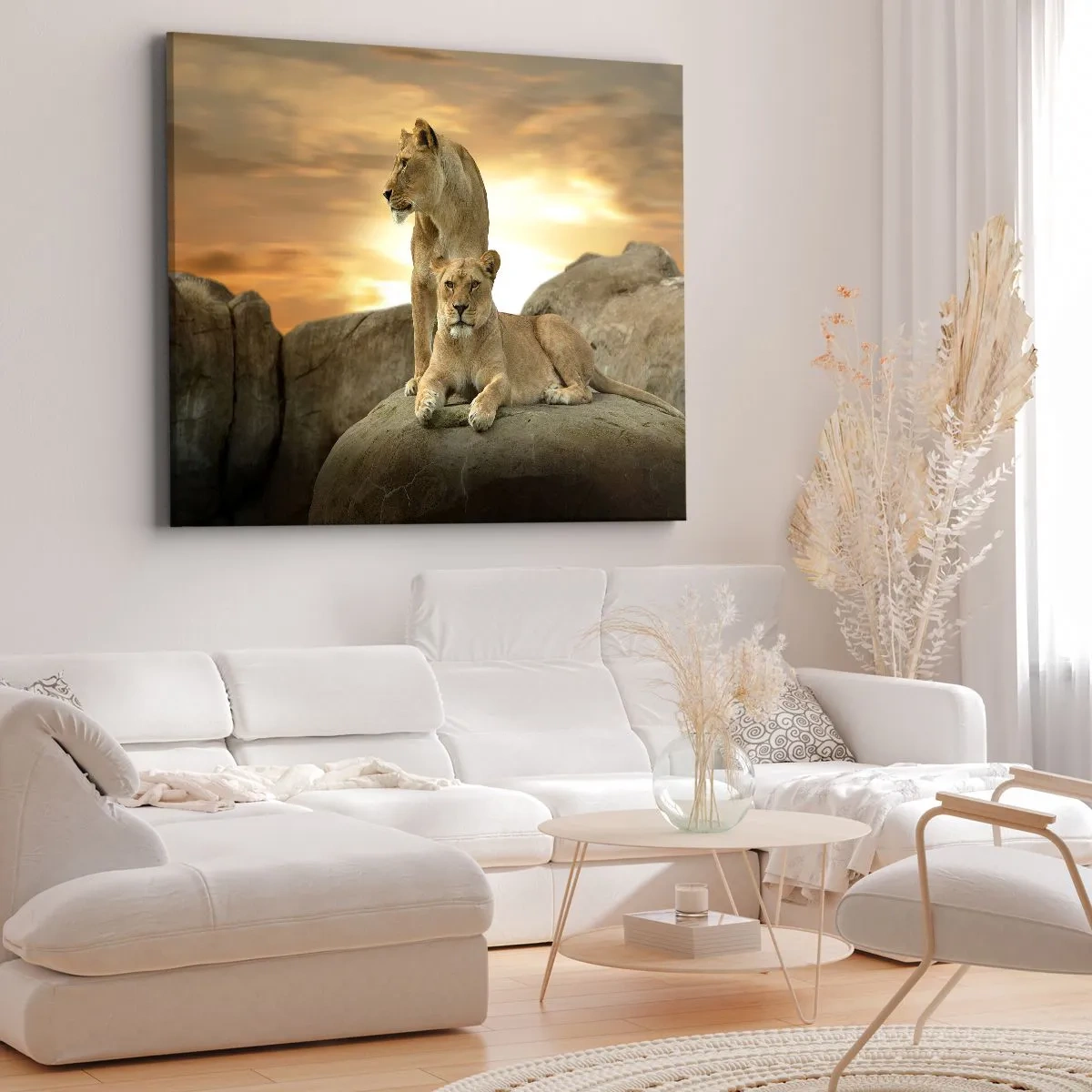Bild auf Leinwand - Leinwandbild - Zwei Löwinnen ruhen bei Sonnenuntergang auf einem Felsen - 120x80cm - Königliche Majestät - Moderne Wanddekoration für Wohnzimmer und Schlafzimmer ARTTOR