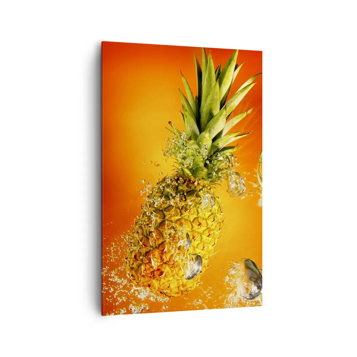 Bild auf Leinwand - Leinwandbild - Eine in Wasser getauchte Ananas vor einem orangefarbenen Hintergrund mit Farbverlauf. - 80x120cm - Tropisch saftige Frische - Moderne Wanddekoration für Wohnzimmer und Schlafzimmer ARTTOR